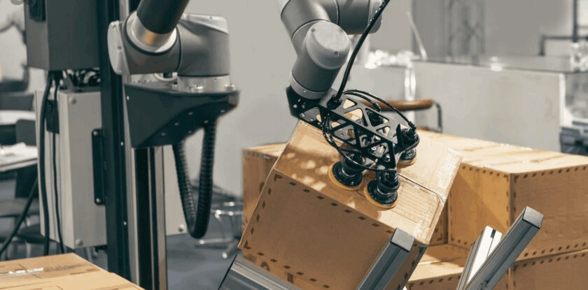 braccio di un robot pallettizzatore che opera in un contesto di automazione industriale