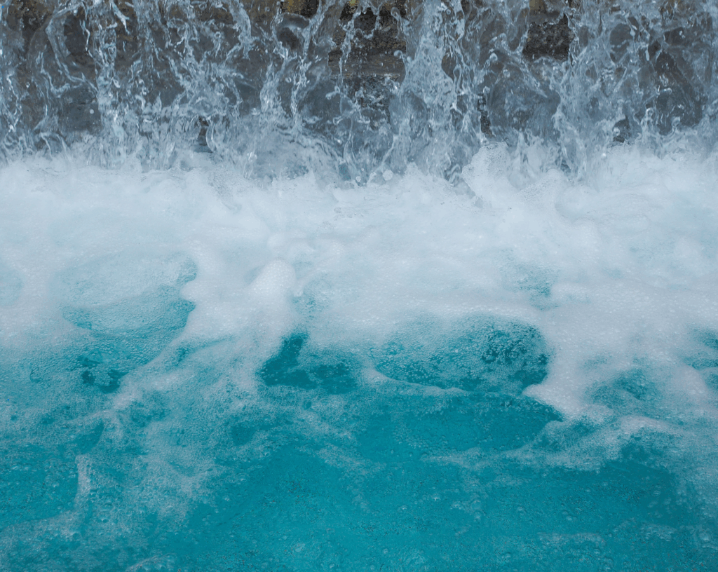 Cascata d'acqua limpida