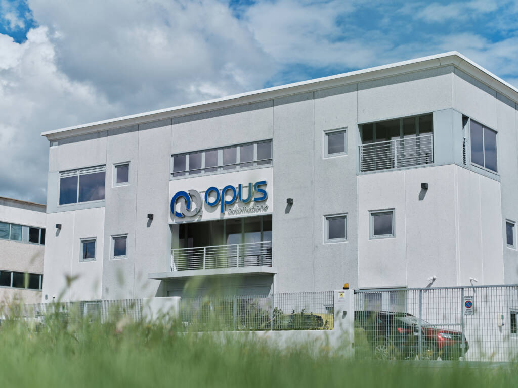 Sede di opus automazione vista dal fianco destro, con della natura sulla base