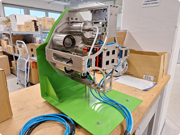 Prototipo del sistema Trim Cluster Navale: unità di monitoraggio delle emissioni navali con filtri rotanti automatizzati tramite attuatori pneumatici, sonde a microfibra di vetro borosilicato e capacità di acquisizione dati in tempo reale, progettato per una facile scalabilità