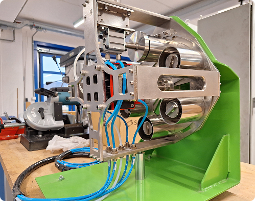 Vista laterale del sistema Trim Cluster Navale: modulo di monitoraggio emissioni navali con filtri rotanti automatizzati, sonde a microfibra di vetro borosilicato e attuatori pneumatici per la sostituzione remota dei filtri.