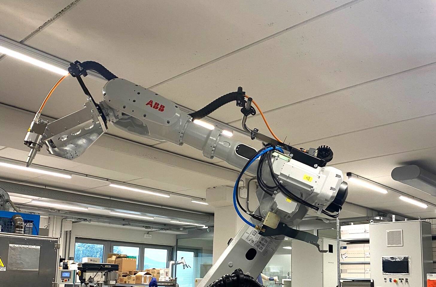 robot di incollaggio nel worklab di opus automazione