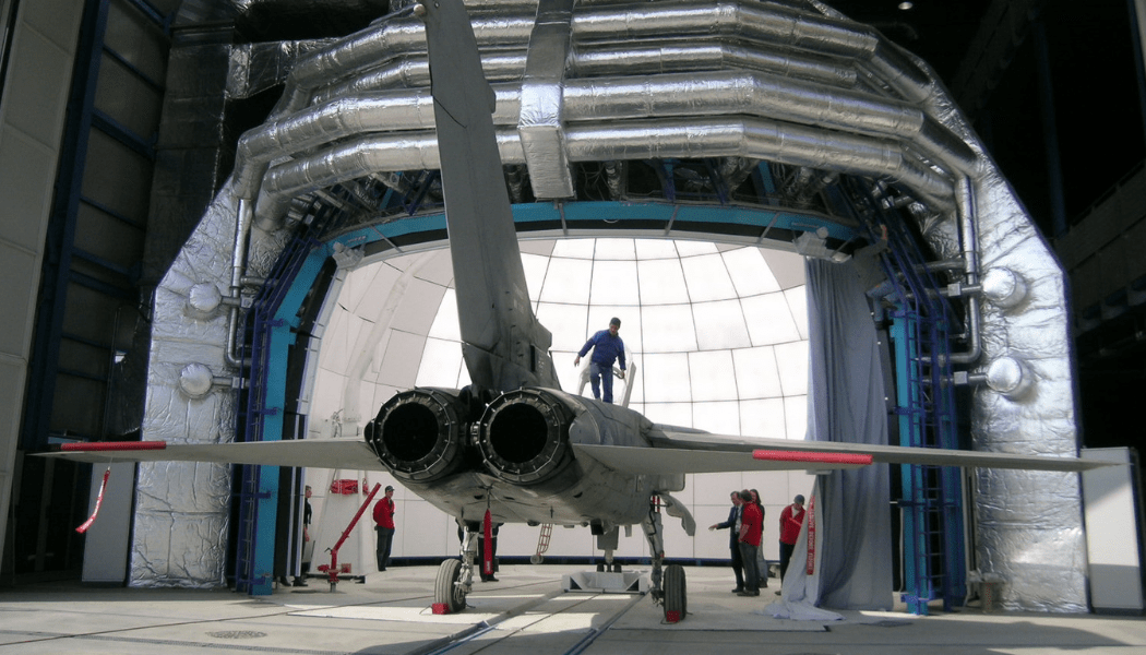 Sky Light Simulator per prove di rifrazione luminosa su velivoli, con aereo in fase di test all’interno della struttura.
