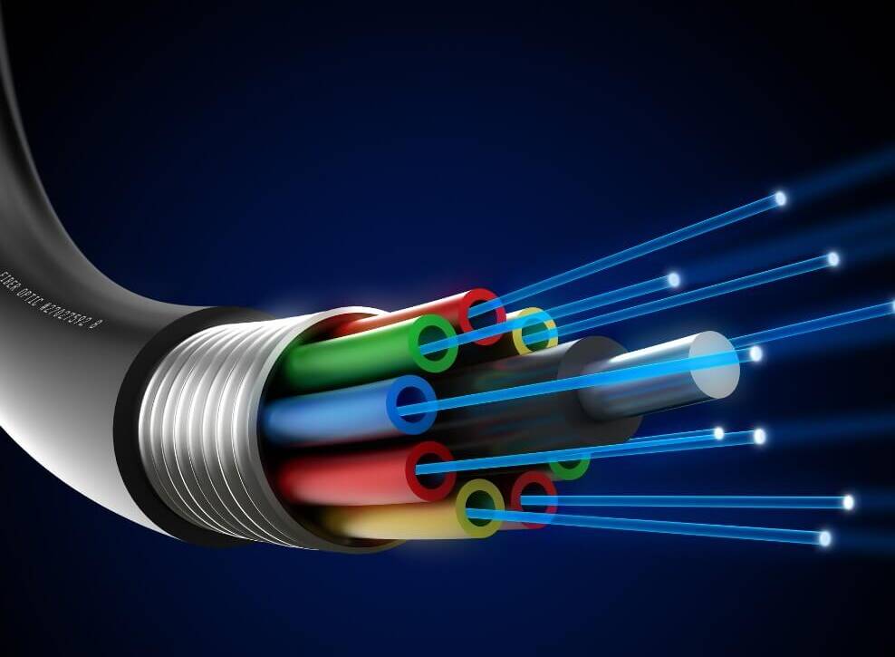 Cavo in fibra ottica multicanale con trasmissione luminosa, rappresentazione di tecnologia avanzata per energia e connettività nel progetto CAPACITY.