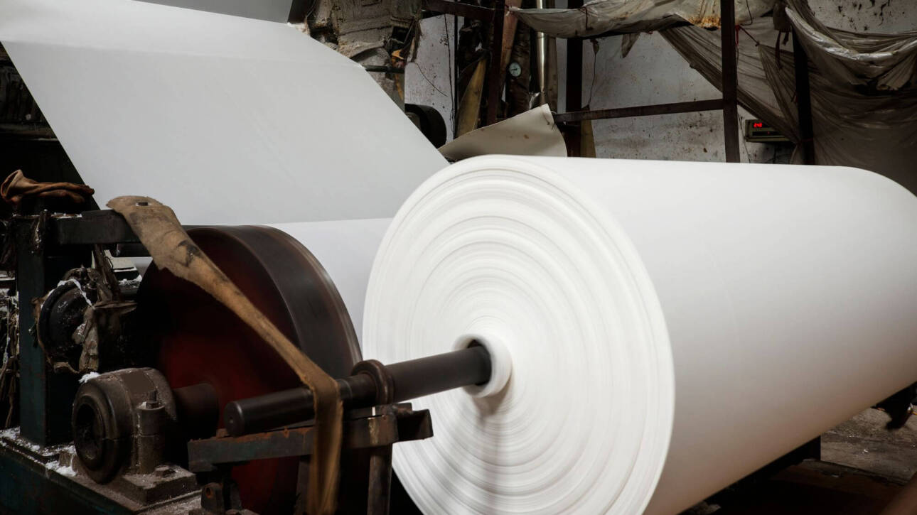 Bobina di carta in lavorazione su linea di produzione cartaria