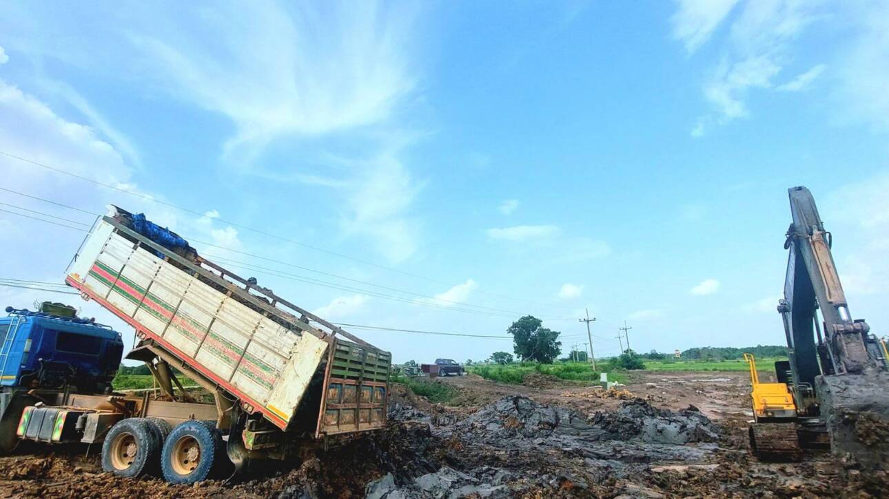 Smaltimento rifiuti e movimentazione terra con camion ribaltabile e escavatore