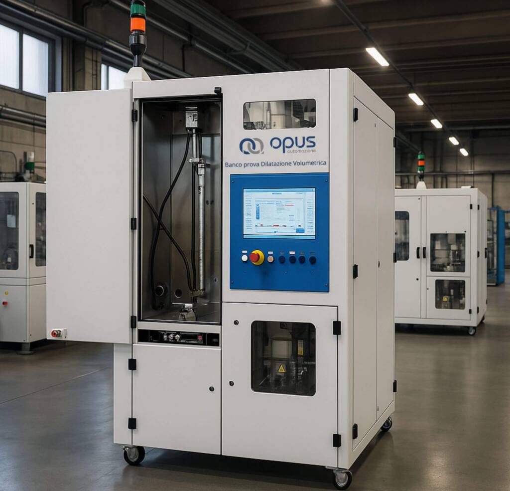Banco di prova volumetrico opus automazione in ambiente industriale, con interfaccia touchscreen e sistema di misurazione ad alta precisione.