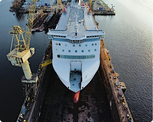 nave cargo in porto commerciale