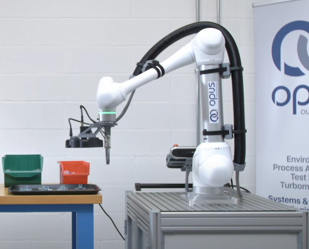Controllo qualità automatizzato con visione artificiale e robot collaborativo in linea di produzione