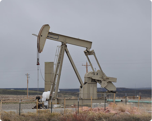 Impianto di estrazione petrolifera onshore con pompa a bilanciere (pumpjack), rappresentativo delle infrastrutture Oil & Gas terrestri oggetto del monitoraggio predittivo dei guasti nel progetto ATENE