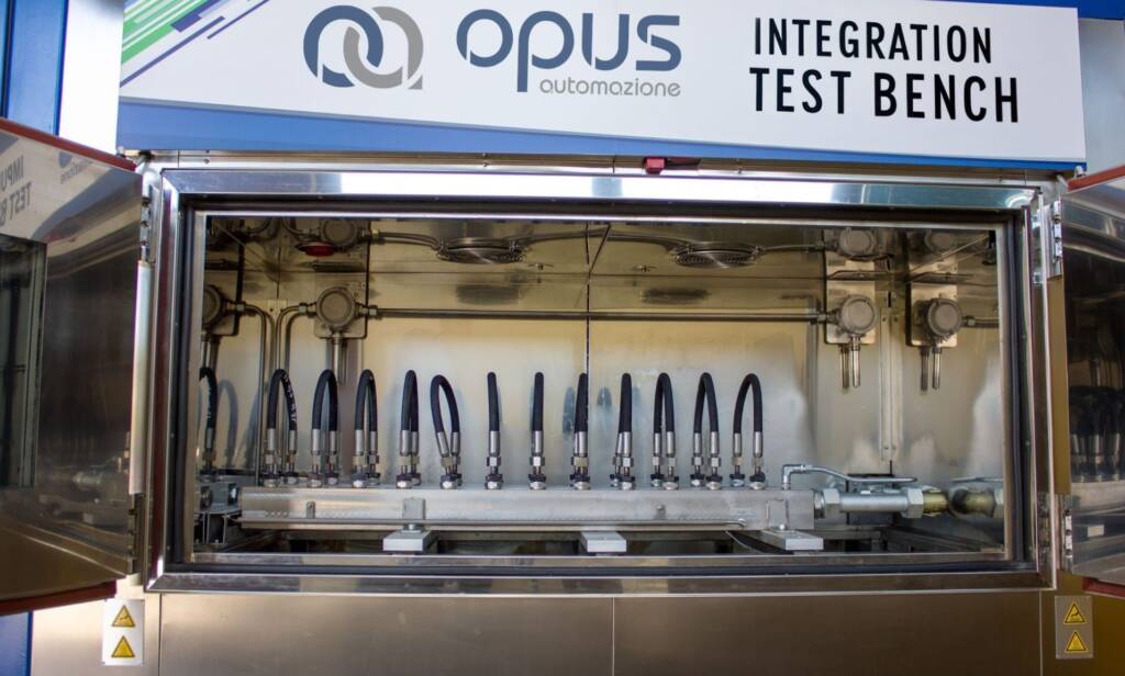 Banco di prova per integrazione realizzato da opus automazione, con connessioni multiple per test funzionali e ciclici.