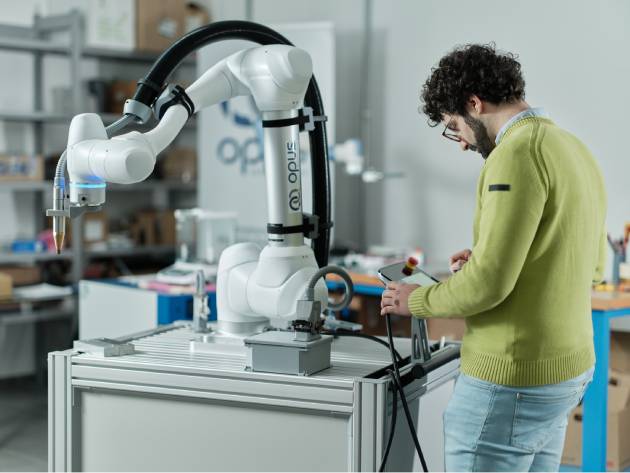 ingegnere che lavora a un robot collaborativo