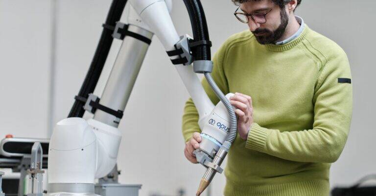 il nostro ingegnere che con un progetto di automazione su misura opera con un braccio robotico che ha un end effector per plasmatura