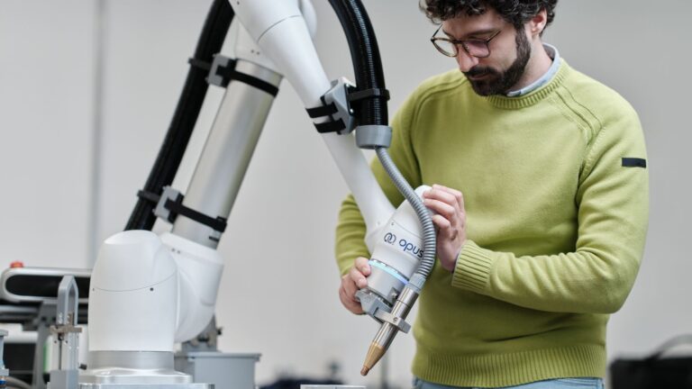 il nostro ingegnere Riccardo che opera con un braccio robotico che ha un end effector