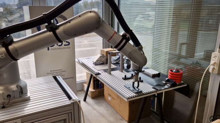 braccio robotico con end effector a pinza