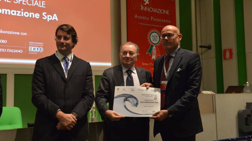 Stefano Batistini con in mano il premio