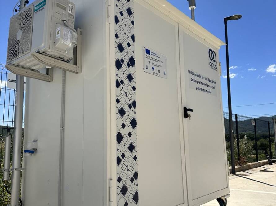 Cabina per il monitoraggio qualità dell'aria mobile con sfondo un cielo sereno