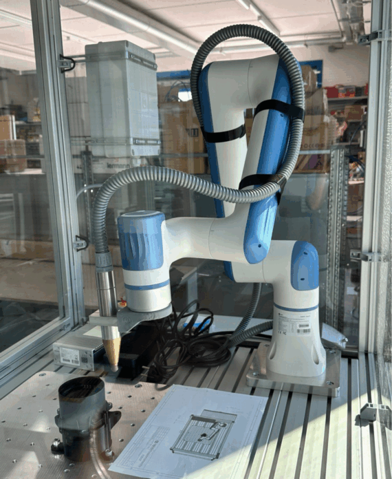 Cobot montato su banco automatizzato per applicazioni di plasmatura industriale