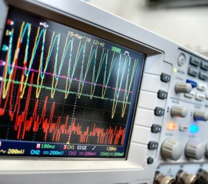 Schermata di oscilloscopio con grafici vibrazionali per analisi rotordinamica