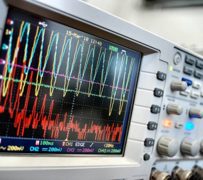 Schermata di oscilloscopio con grafici vibrazionali per analisi rotordinamica