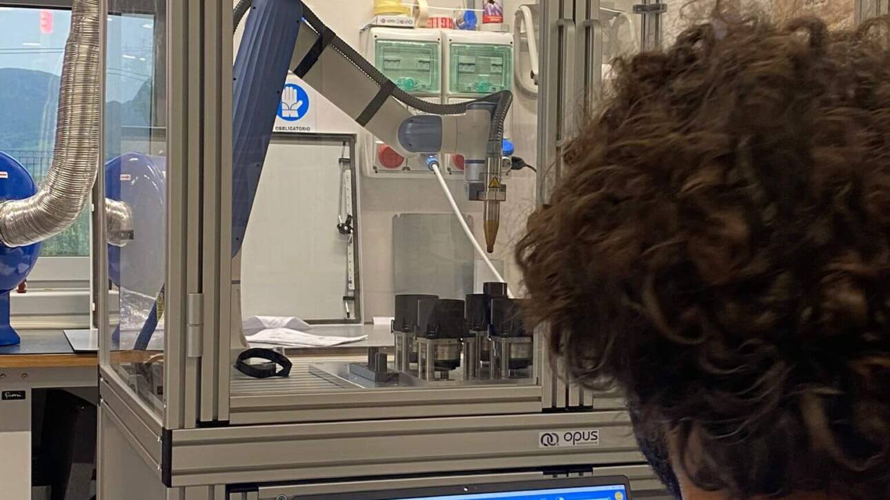 Programmazione e test di cobot in ambiente industriale presso banco automatizzato