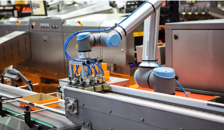 robot che effettua un'automazione di un processo industriale chimico