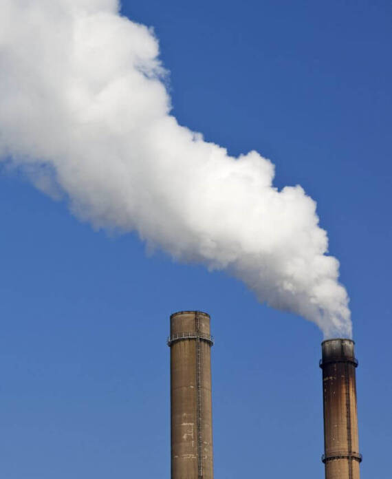 Camino industriale che emette co2 ed altre sostanze inquinanti