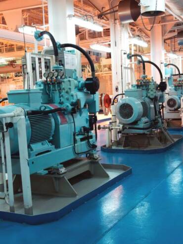 Treno di compressione industriale con motori elettrici e compressori alternativi in sala macchine