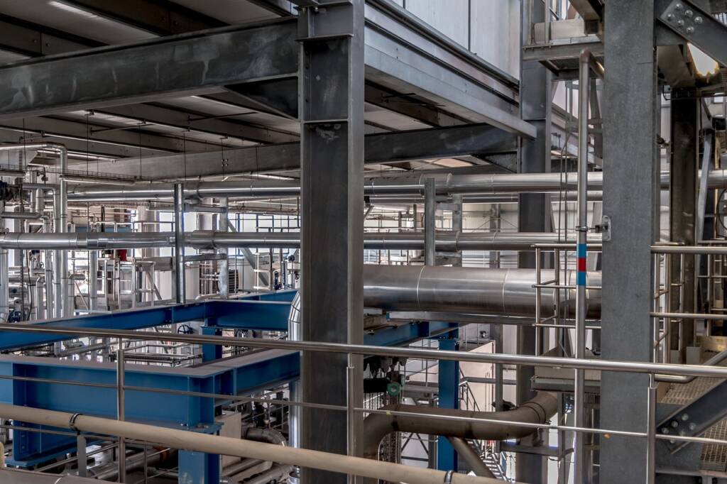 impianto termovalorizzatore con tubazioni in acciaio e struttura di supporto per trattamento fumi