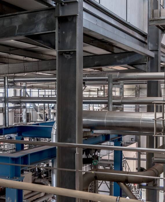 impianto termovalorizzatore con tubazioni in acciaio e struttura di supporto per trattamento fumi