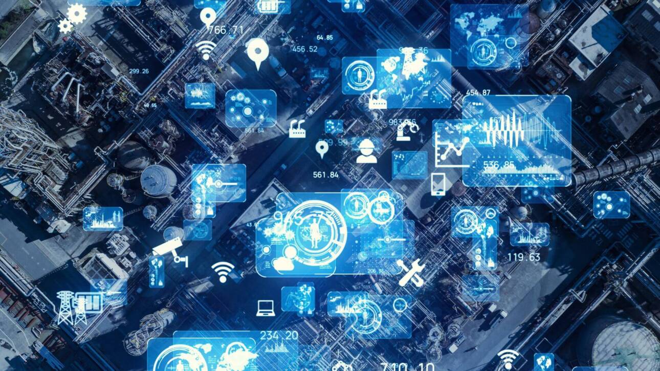 Vista aerea di un impianto industriale sovrapposta a icone digitali e dati, a rappresentare la digitalizzazione dei processi e l’Industrial IoT.