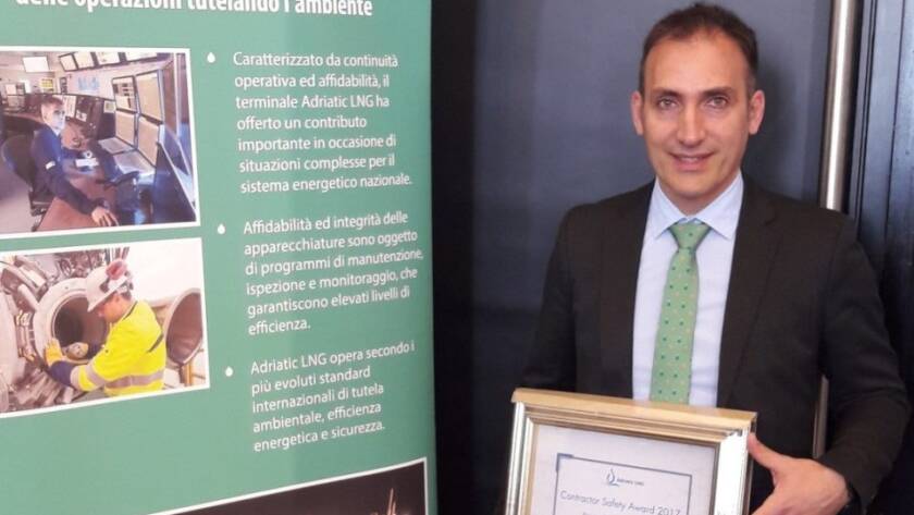 Simone Gabbricci con in mano il premio sulla sicurezza di opus automazione