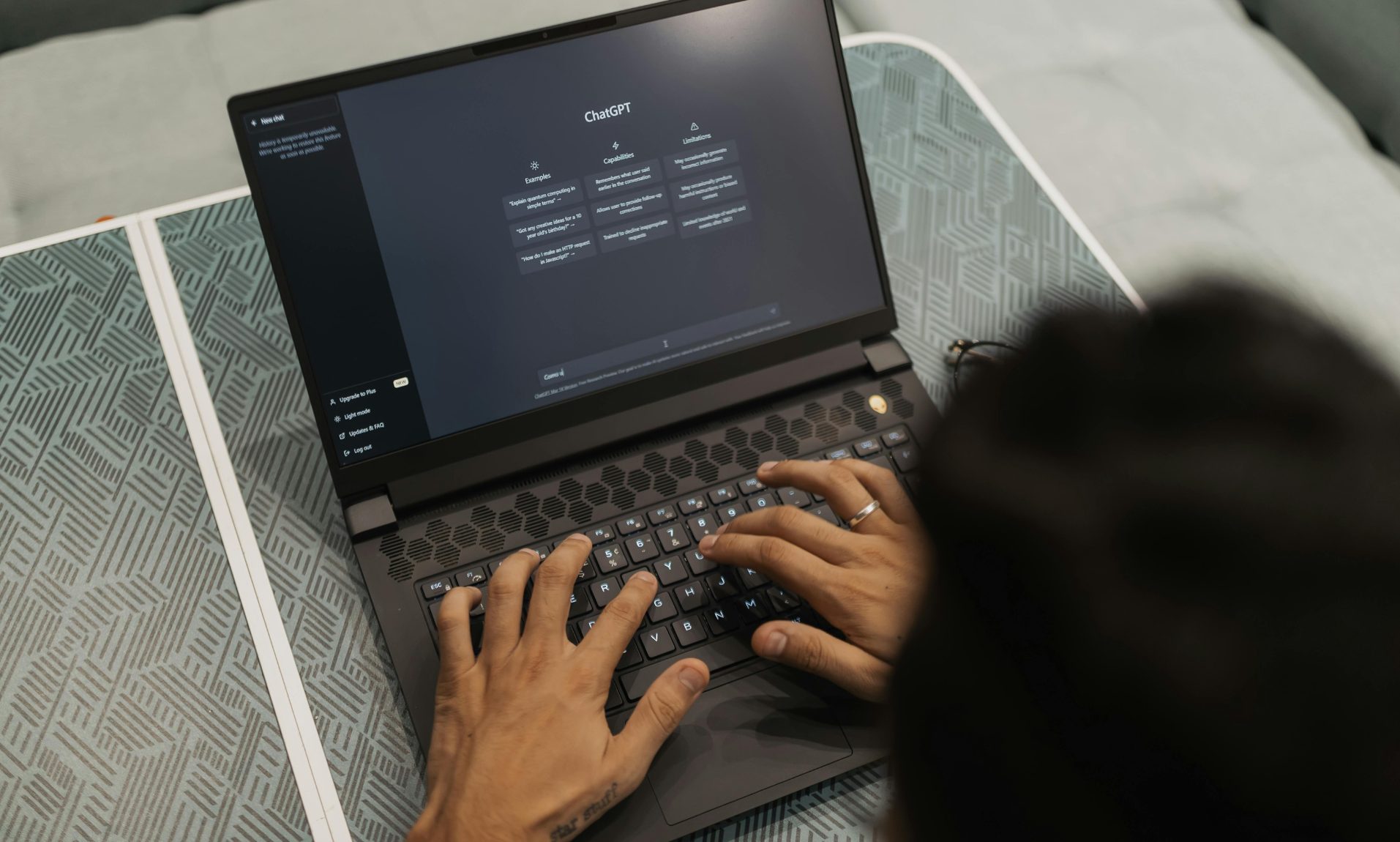 Persona che utilizza l'intelligenza artificiale su un laptop, a simboleggiare il ruolo del machine learning nel software per la manutenzione predittiva e l'Industria 4.0.