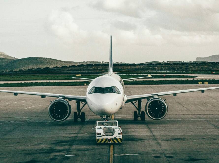 Velivolo settore aerospace che in posizione per decollo su pista con carrello trainante