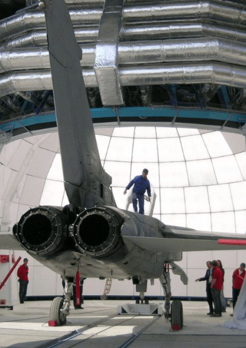 Sky Light Simulator – Simulazione Ottica per il Settore Aerospaziale Sky Light Simulator per prove di rifrazione luminosa su velivoli, con aereo in fase di test all’interno della struttura.
